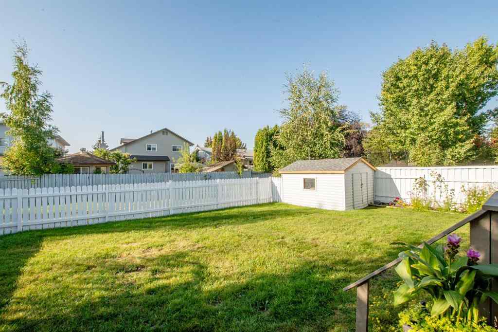 MLS® A2256786 - 9505 63 Avenue  in Country Club Estates Grande Prairie, Residential