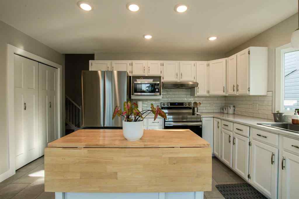 MLS® A2256786 - 9505 63 Avenue  in Country Club Estates Grande Prairie, Residential