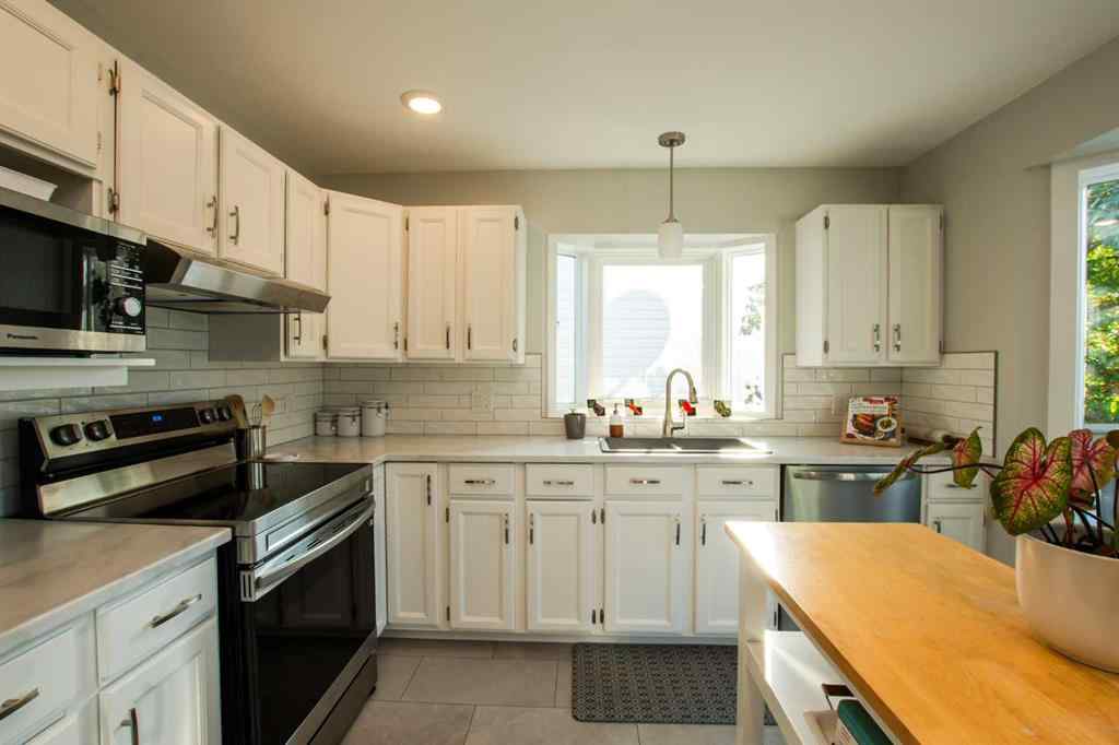 MLS® A2256786 - 9505 63 Avenue  in Country Club Estates Grande Prairie, Residential