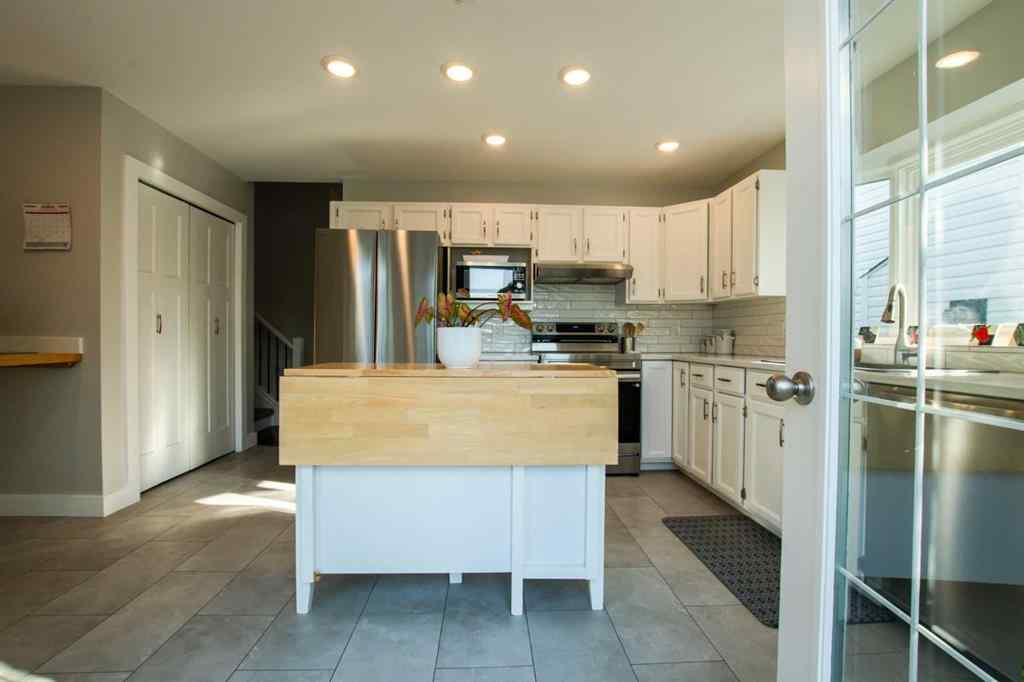 MLS® A2256786 - 9505 63 Avenue  in Country Club Estates Grande Prairie, Residential