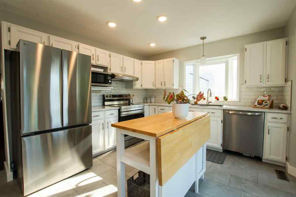 MLS® A2256786 - 9505 63 Avenue  in Country Club Estates Grande Prairie, Residential