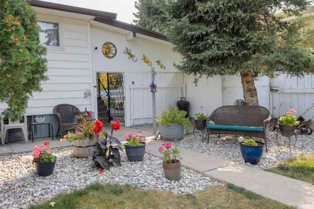 MLS® A2256819 - 1708 Lakeside Road S in Lakeview Lethbridge, Residential