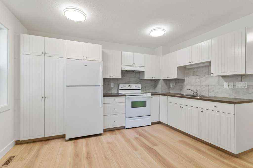 MLS® A2256855 - 5016 44 Street  in Cottage Area Sylvan Lake, Residential