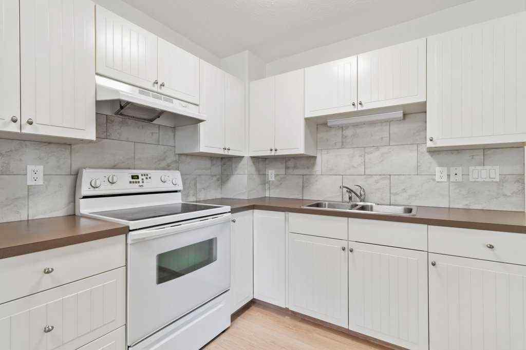 MLS® A2256855 - 5016 44 Street  in Cottage Area Sylvan Lake, Residential