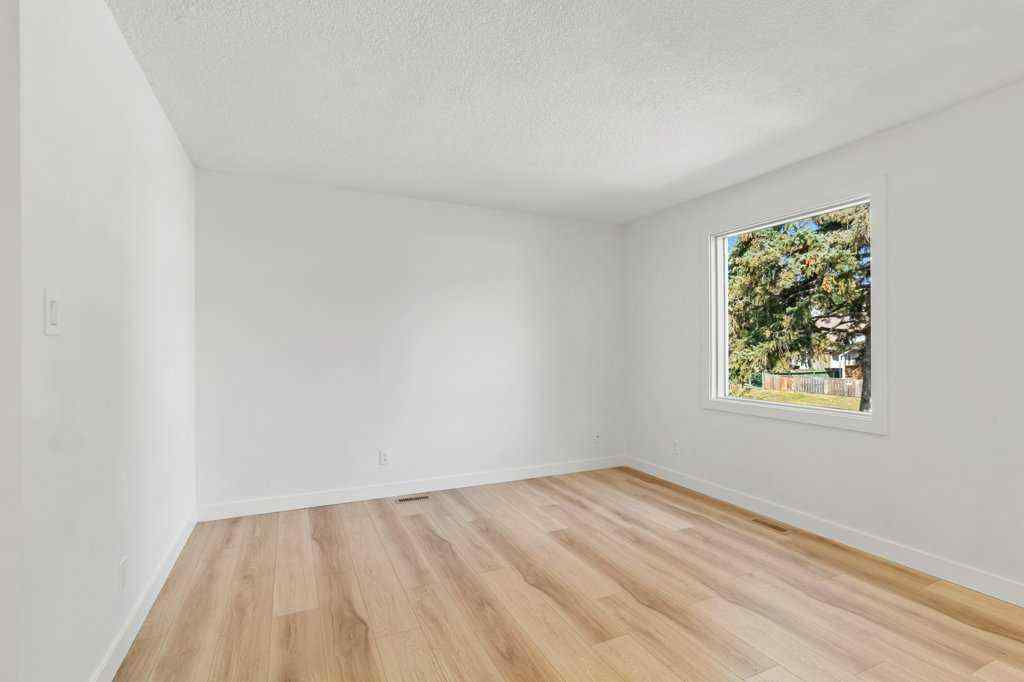 MLS® A2256855 - 5016 44 Street  in Cottage Area Sylvan Lake, Residential