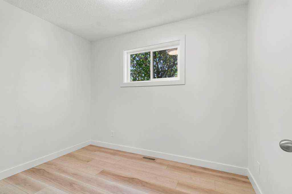 MLS® A2256855 - 5016 44 Street  in Cottage Area Sylvan Lake, Residential
