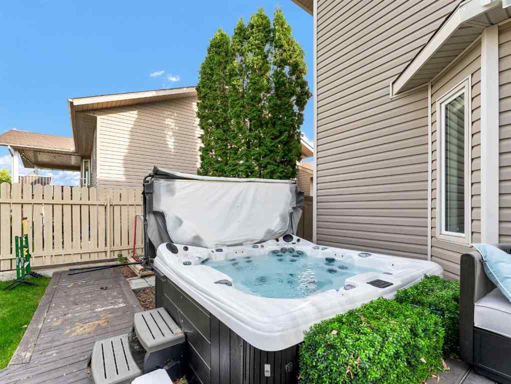 MLS® A2256864 - 16 Storrs Crescent SE in SE Southridge Medicine Hat, Residential