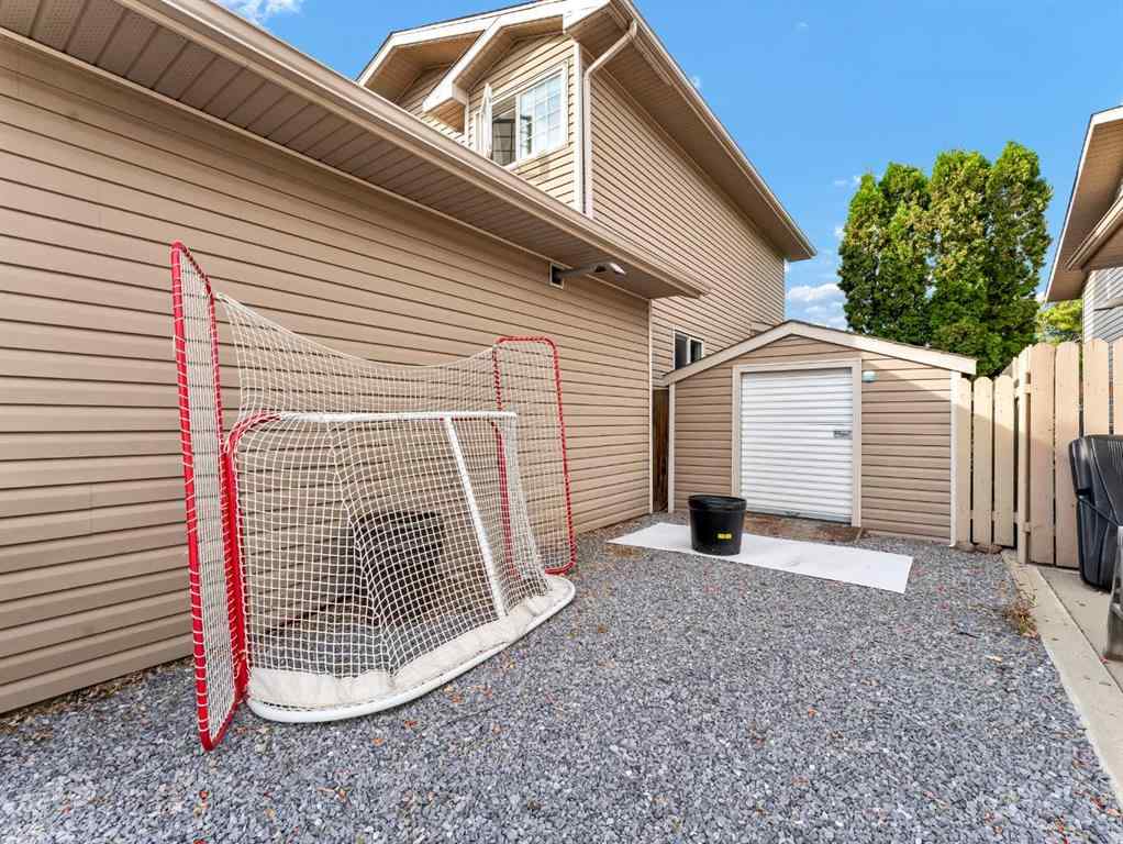 MLS® A2256864 - 16 Storrs Crescent SE in SE Southridge Medicine Hat, Residential