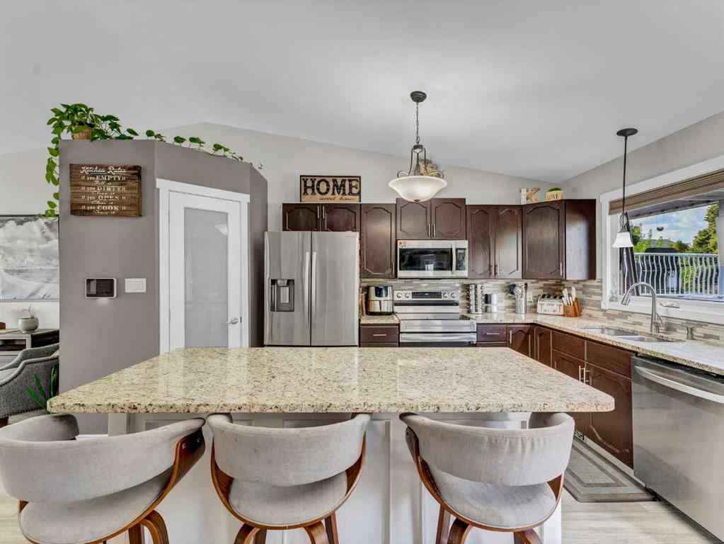 MLS® A2256864 - 16 Storrs Crescent SE in SE Southridge Medicine Hat, Residential
