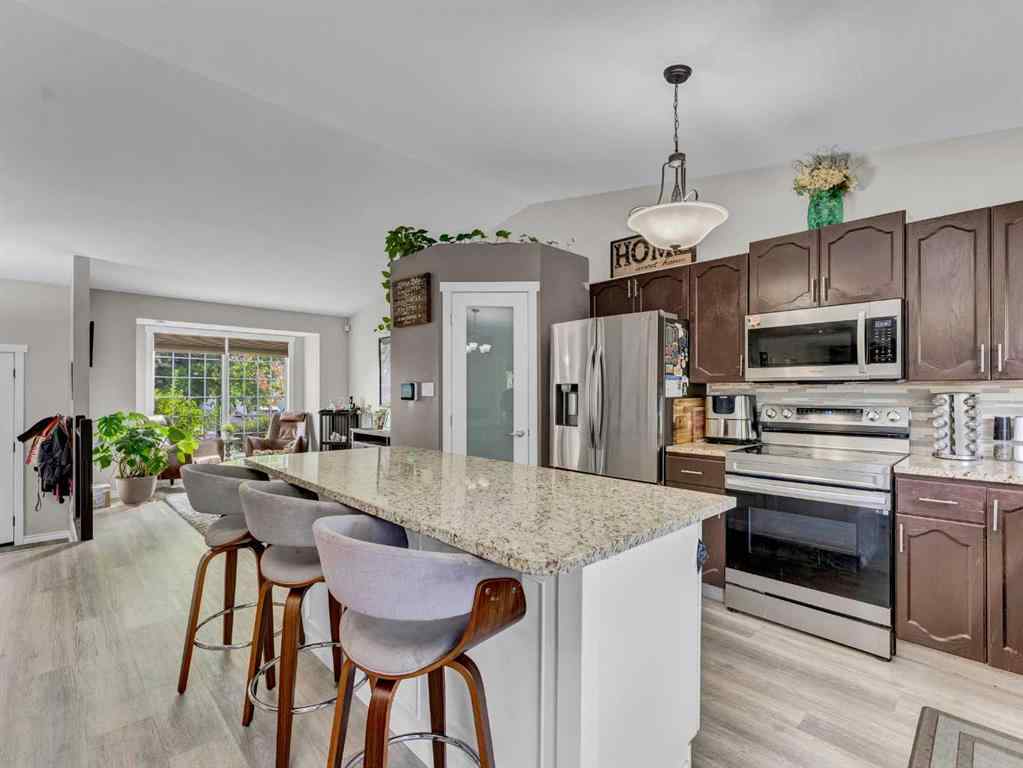 MLS® A2256864 - 16 Storrs Crescent SE in SE Southridge Medicine Hat, Residential