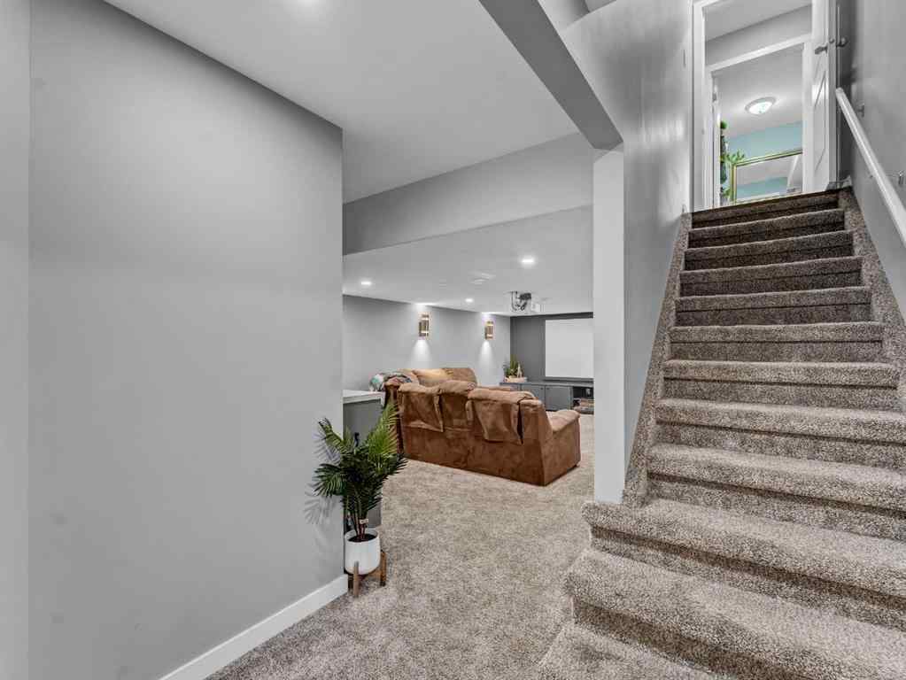MLS® A2256864 - 16 Storrs Crescent SE in SE Southridge Medicine Hat, Residential