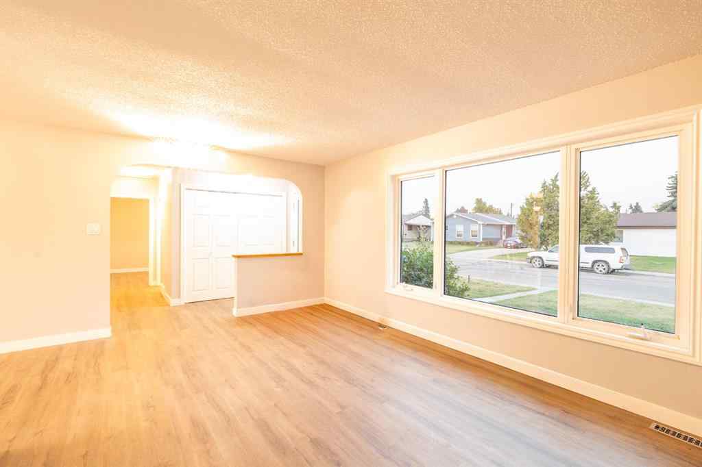 MLS® A2256881 - 5402 59 Street  in Lucas Heights Ponoka, Residential
