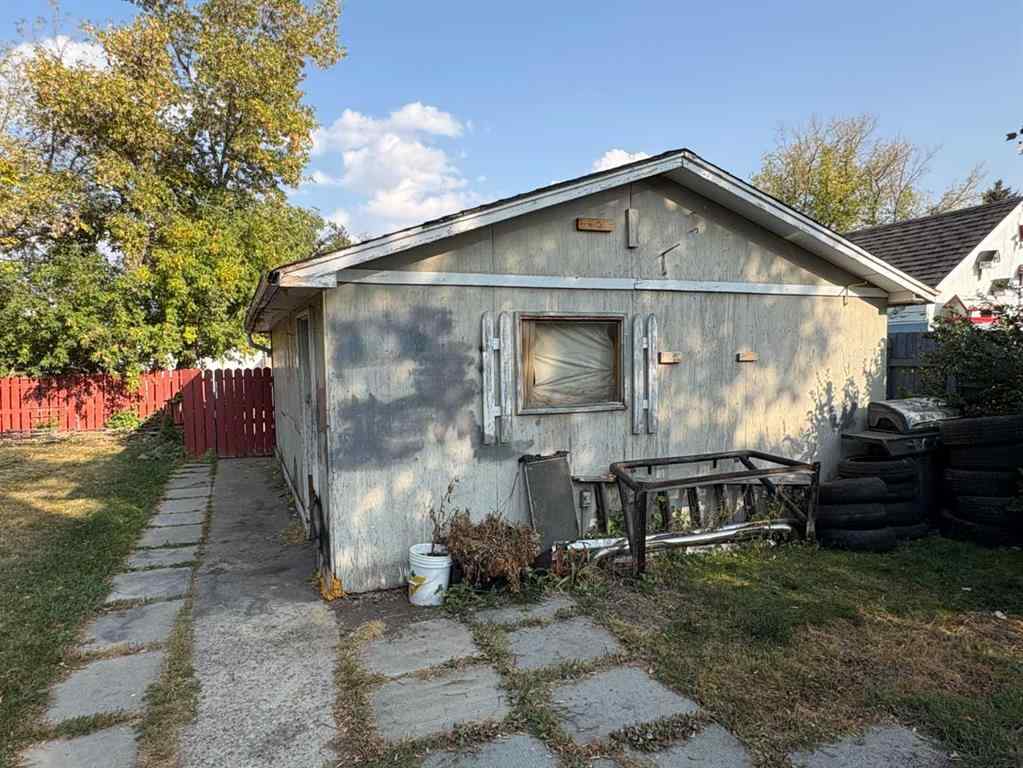MLS® A2256882 - 5821 44 Avenue  in Waskasoo Red Deer, Residential