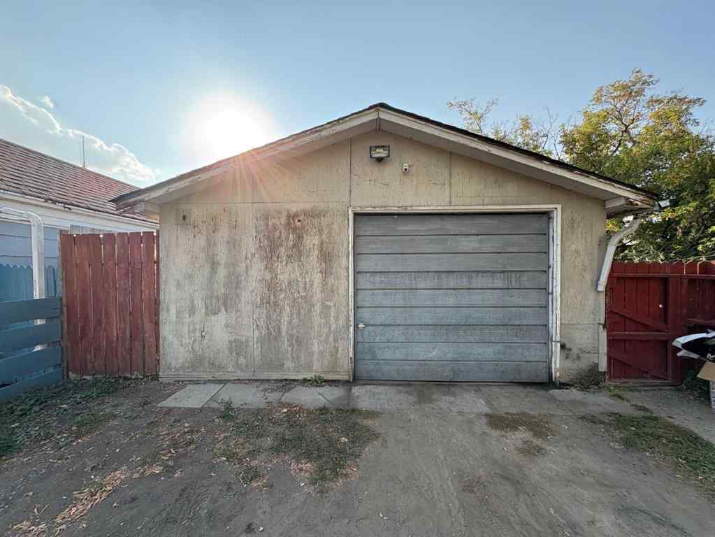 MLS® A2256882 - 5821 44 Avenue  in Waskasoo Red Deer, Residential