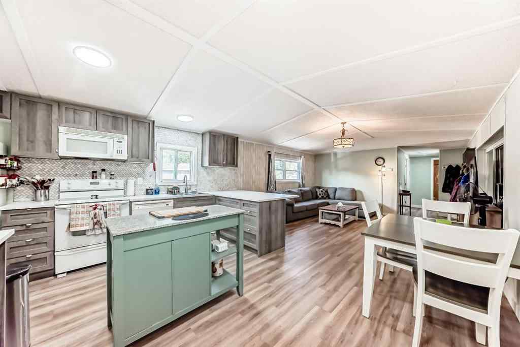 MLS® A2256903 - 17 Burroughs Place NE in Monterey Park Calgary, Mobile