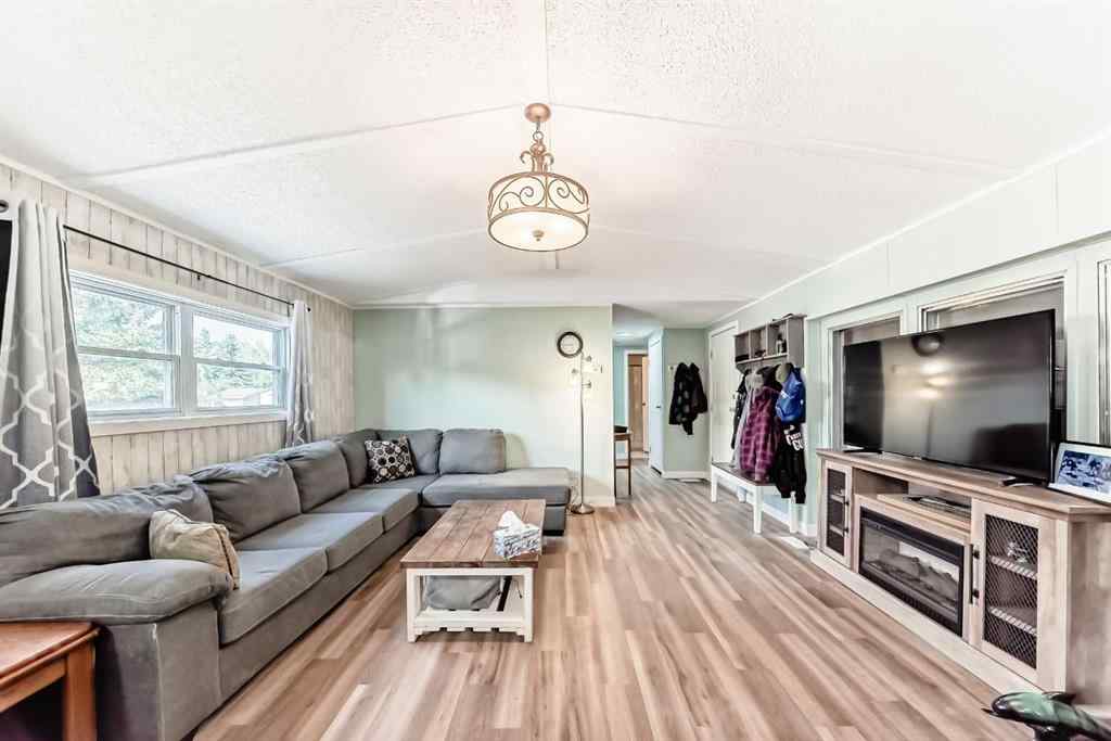 MLS® A2256903 - 17 Burroughs Place NE in Monterey Park Calgary, Mobile