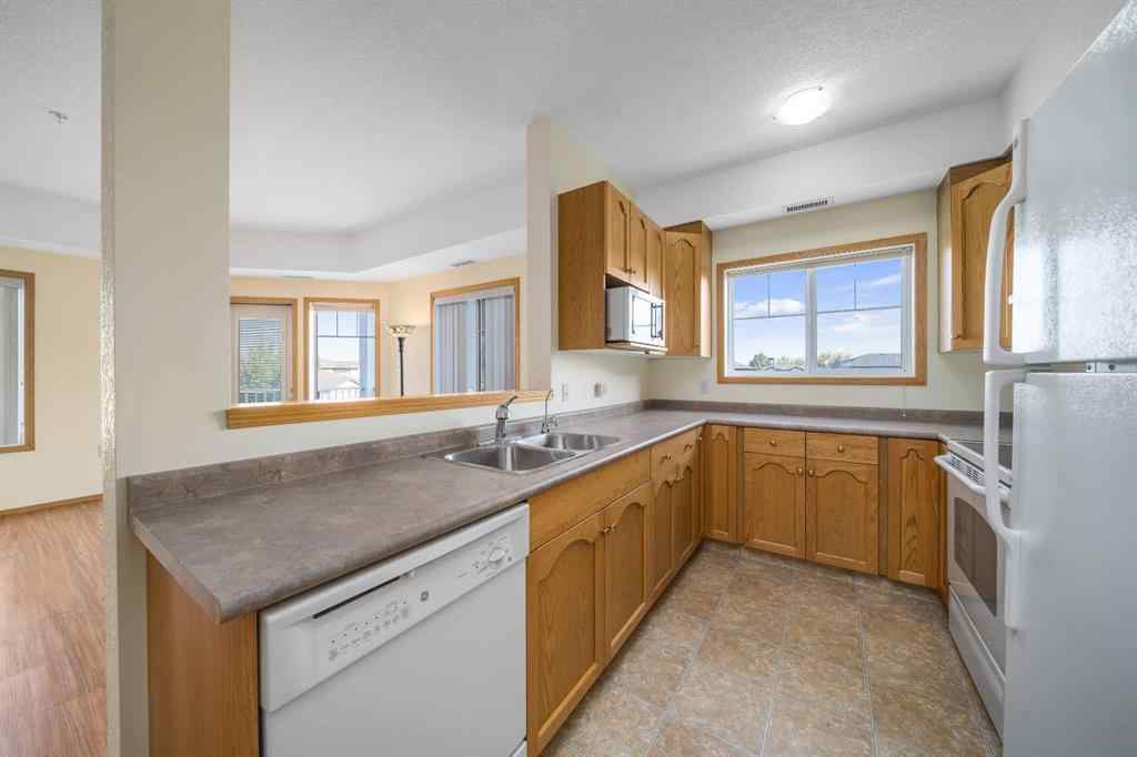 MLS® A2256906 - Unit #210 194 Sunrise Circle SW in SW Southridge Medicine Hat, Residential