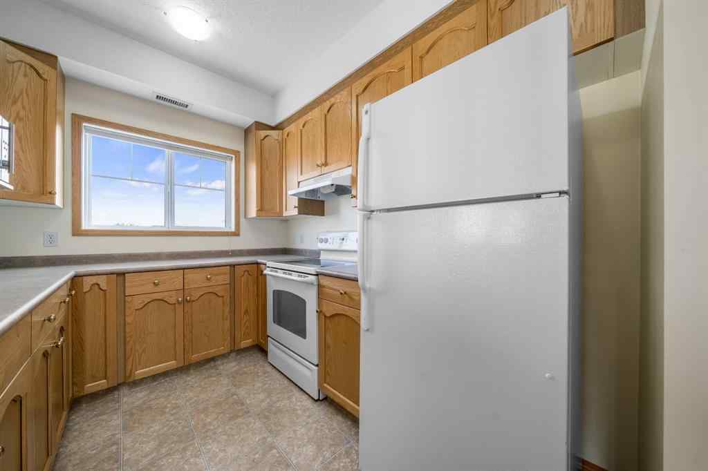 MLS® A2256906 - Unit #210 194 Sunrise Circle SW in SW Southridge Medicine Hat, Residential
