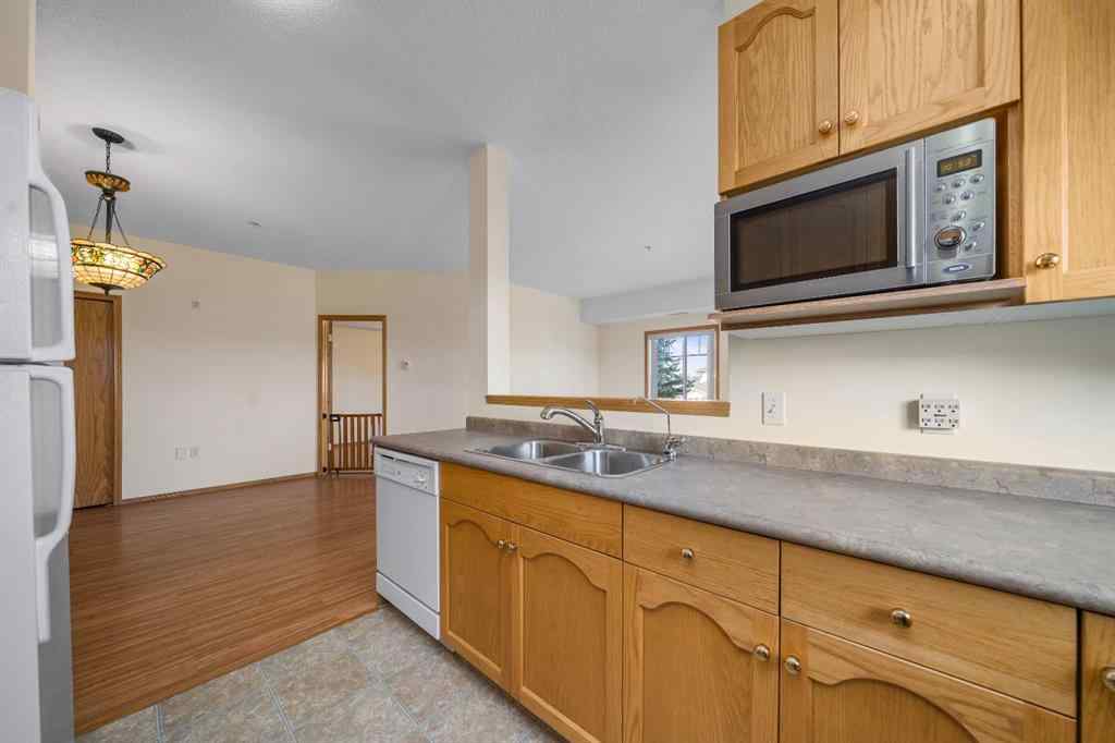 MLS® A2256906 - Unit #210 194 Sunrise Circle SW in SW Southridge Medicine Hat, Residential