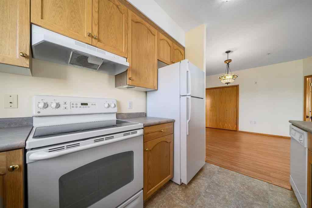 MLS® A2256906 - Unit #210 194 Sunrise Circle SW in SW Southridge Medicine Hat, Residential