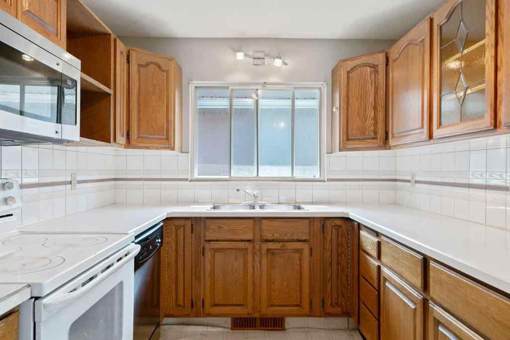 MLS® A2256911 - 34 Kendall Place SW in Kingsland Calgary, Residential
