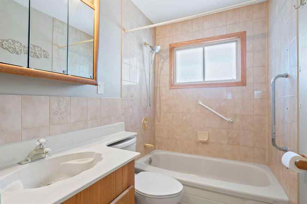 MLS® A2256911 - 34 Kendall Place SW in Kingsland Calgary, Residential