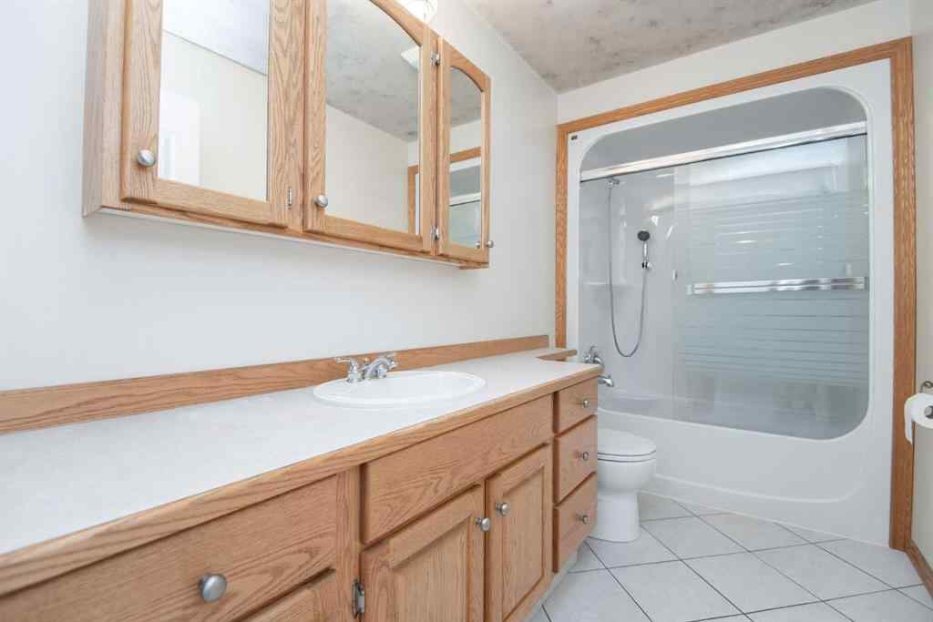 MLS® A2256984 - 5712 53 Street  in NONE Eckville, Residential