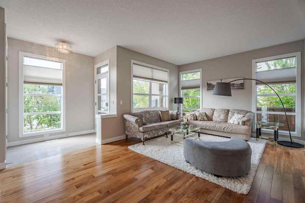 MLS® A2257023 - 2212 5 Avenue NW in West Hillhurst Calgary, Residential