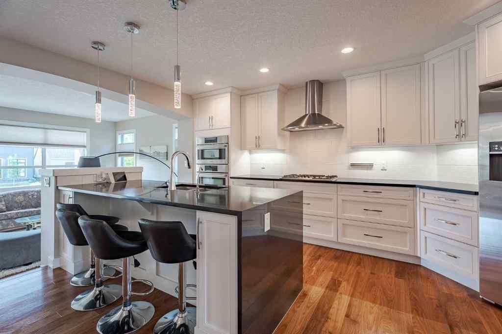 MLS® A2257023 - 2212 5 Avenue NW in West Hillhurst Calgary, Residential
