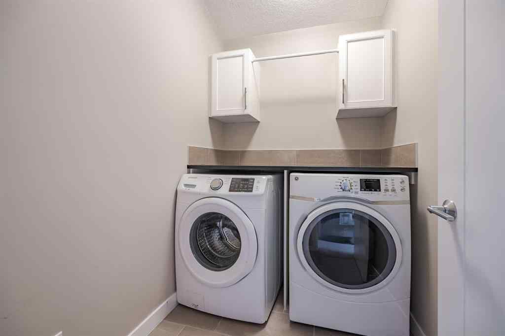 MLS® A2257023 - 2212 5 Avenue NW in West Hillhurst Calgary, Residential