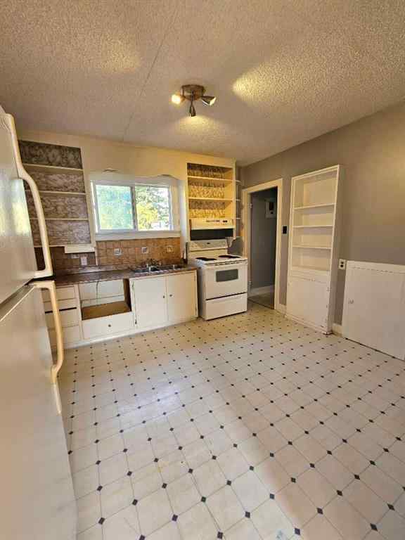 MLS® A2257036 - 9304 107 Avenue  in Hillside Grande Prairie, Residential