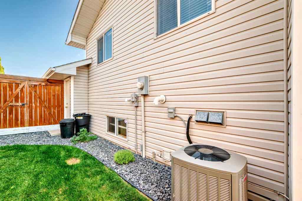 MLS® A2257060 - 47 Willowbrook Drive NW in Willowbrook Airdrie, Residential