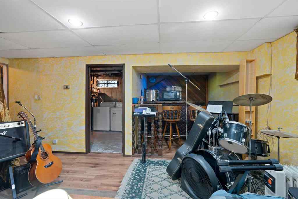 MLS® A2257069 - 1521 44 Street SE in Forest Lawn Calgary, Residential
