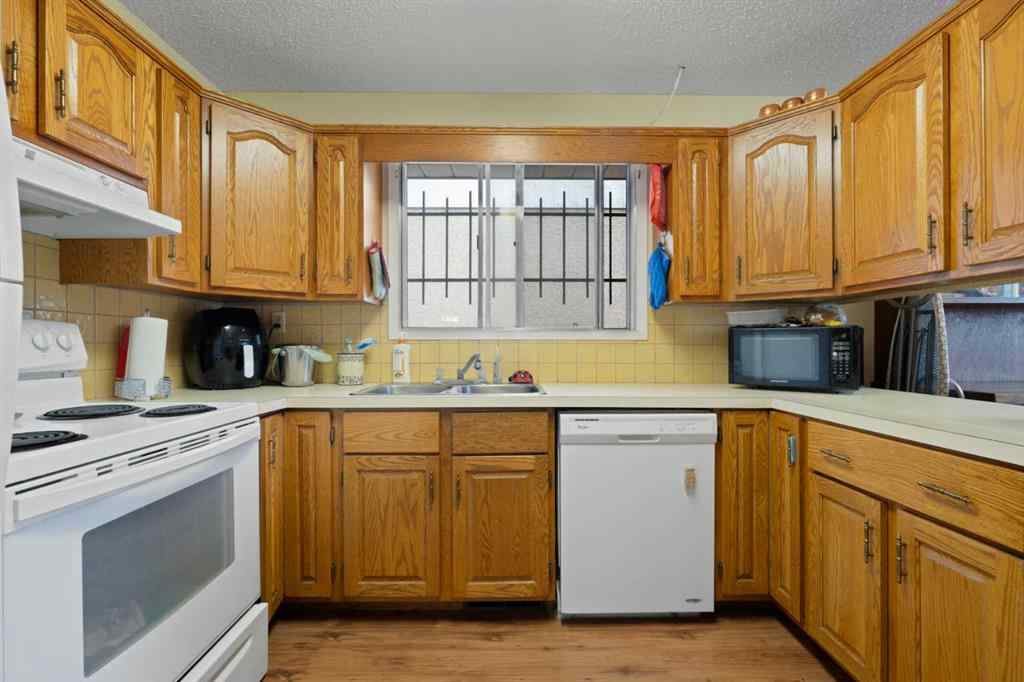 MLS® A2257069 - 1521 44 Street SE in Forest Lawn Calgary, Residential