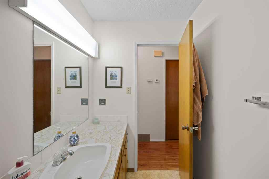 MLS® A2257069 - 1521 44 Street SE in Forest Lawn Calgary, Residential