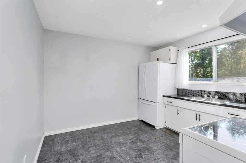MLS® A2257083 - 5112 56 Street  in Rocky Mtn House Rocky Mountain House, Residential