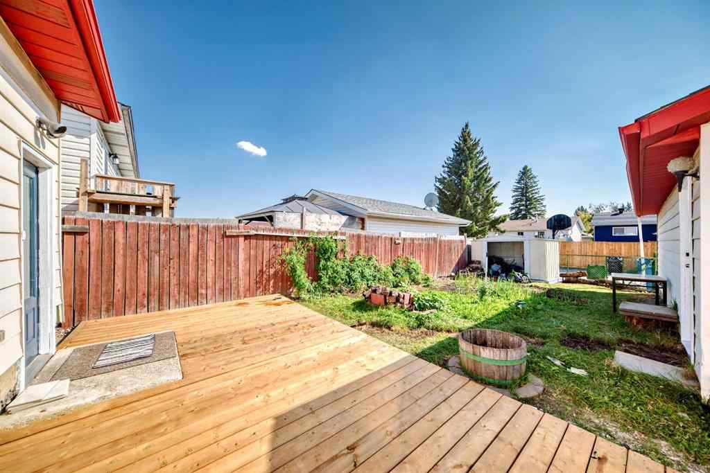 MLS® A2257092 - 948 Rundlecairn Way NE in Rundle Calgary, Residential