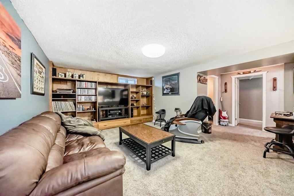 MLS® A2257118 - 6807 22 Avenue NE in Pineridge Calgary, Residential