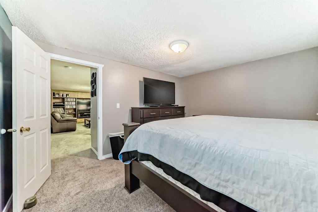 MLS® A2257118 - 6807 22 Avenue NE in Pineridge Calgary, Residential