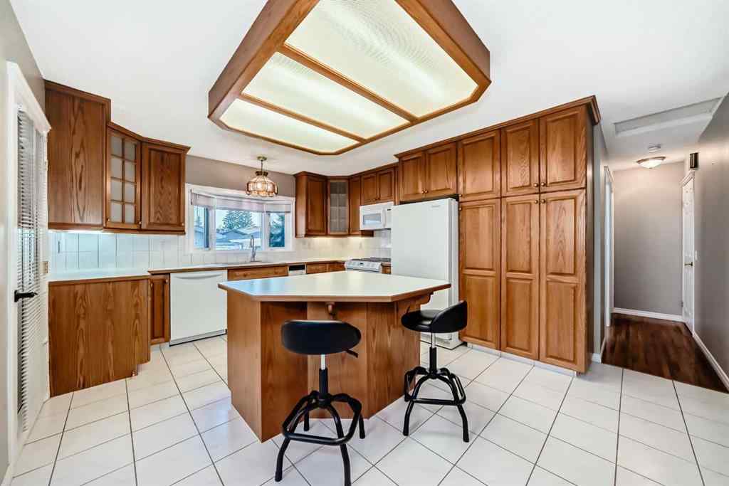 MLS® A2257118 - 6807 22 Avenue NE in Pineridge Calgary, Residential