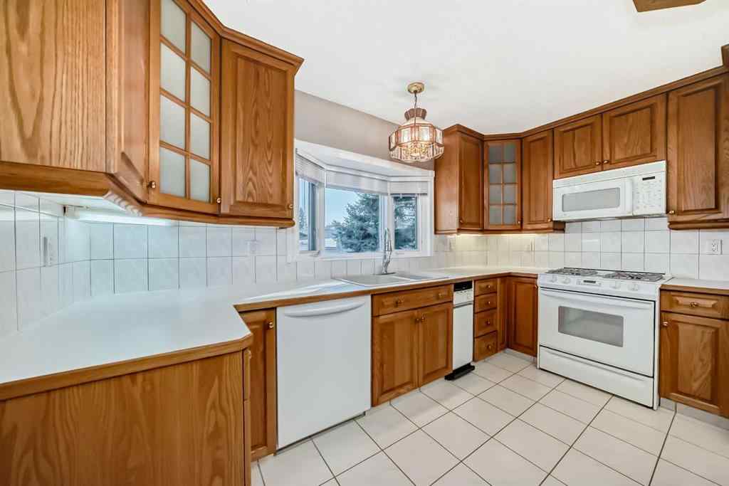 MLS® A2257118 - 6807 22 Avenue NE in Pineridge Calgary, Residential