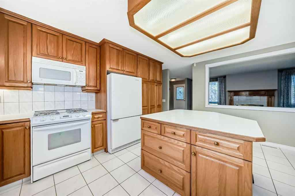 MLS® A2257118 - 6807 22 Avenue NE in Pineridge Calgary, Residential