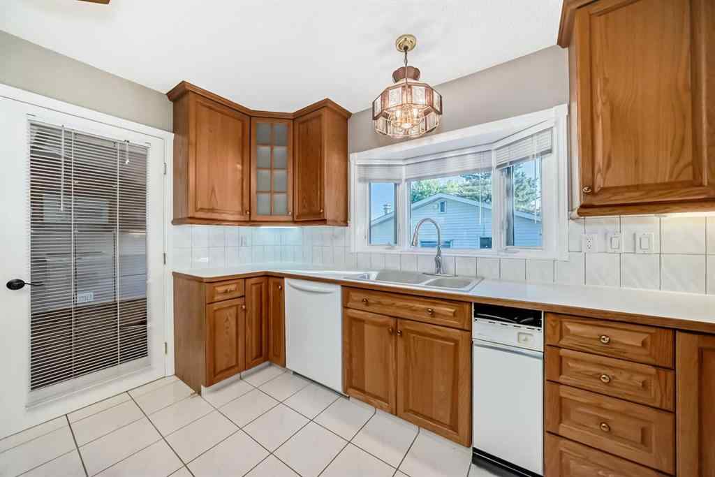 MLS® A2257118 - 6807 22 Avenue NE in Pineridge Calgary, Residential