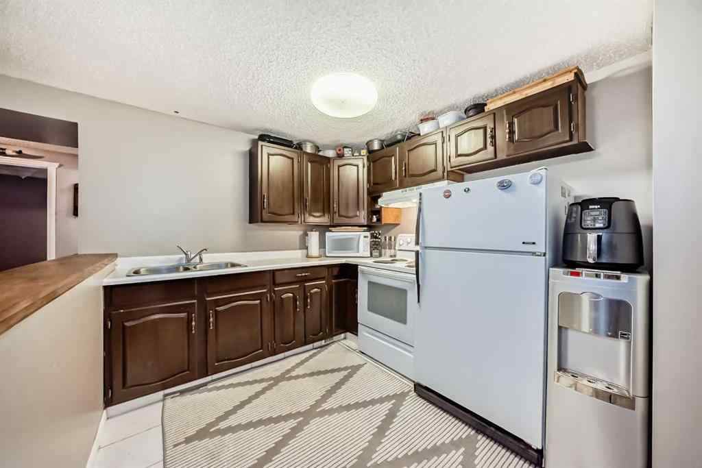 MLS® A2257118 - 6807 22 Avenue NE in Pineridge Calgary, Residential