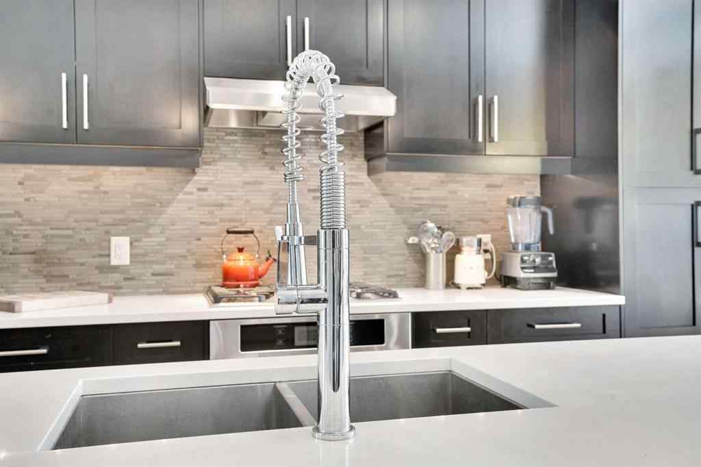 MLS® A2257135 - 235 11 Avenue NE in Crescent Heights Calgary, Residential