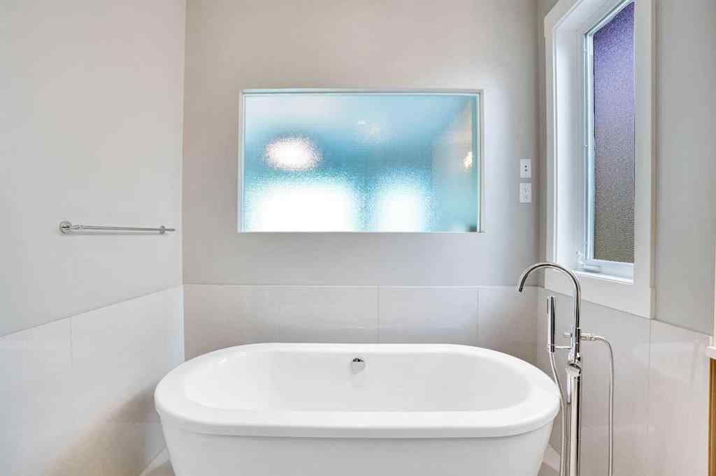 MLS® A2257135 - 235 11 Avenue NE in Crescent Heights Calgary, Residential