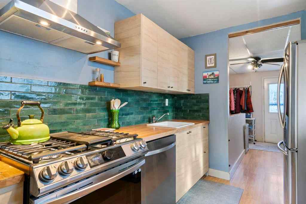 MLS® A2257242 - 8012 33 Avenue NW in Bowness Calgary, Residential