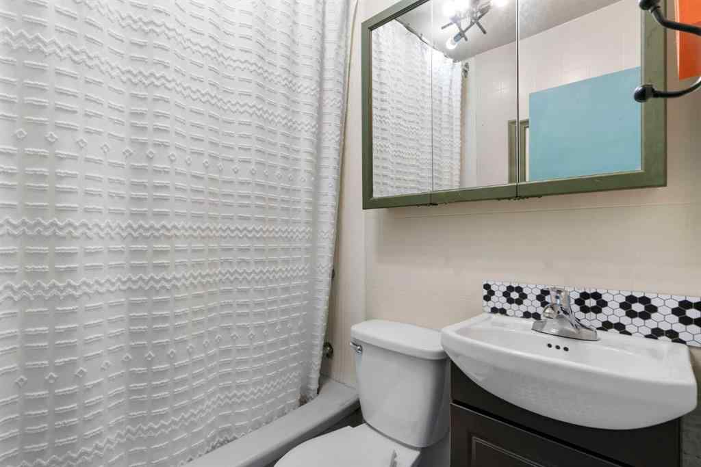 MLS® A2257242 - 8012 33 Avenue NW in Bowness Calgary, Residential