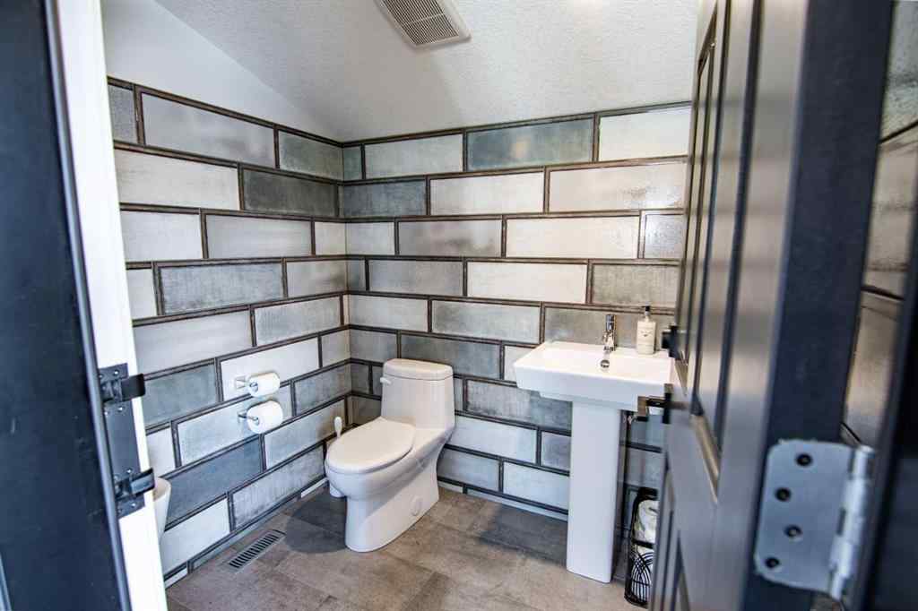 MLS® A2257255 - 3417 Lakeshore Drive  in Cottage Area Sylvan Lake, Residential