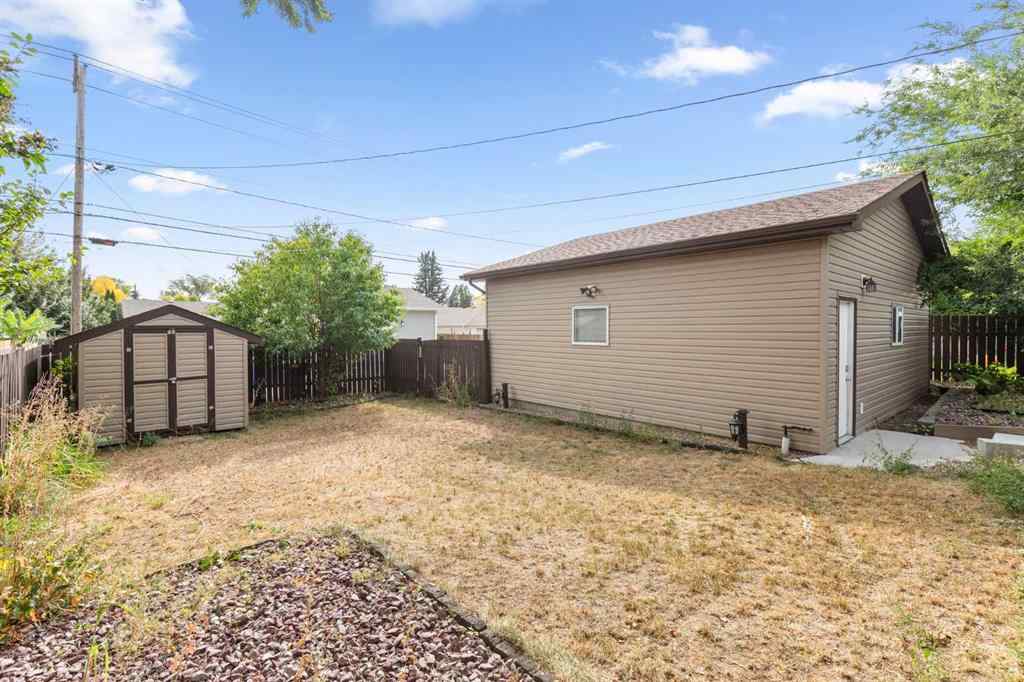 MLS® A2257283 - 341 12 Street NE in Northeast Crescent Heights Medicine Hat, Residential